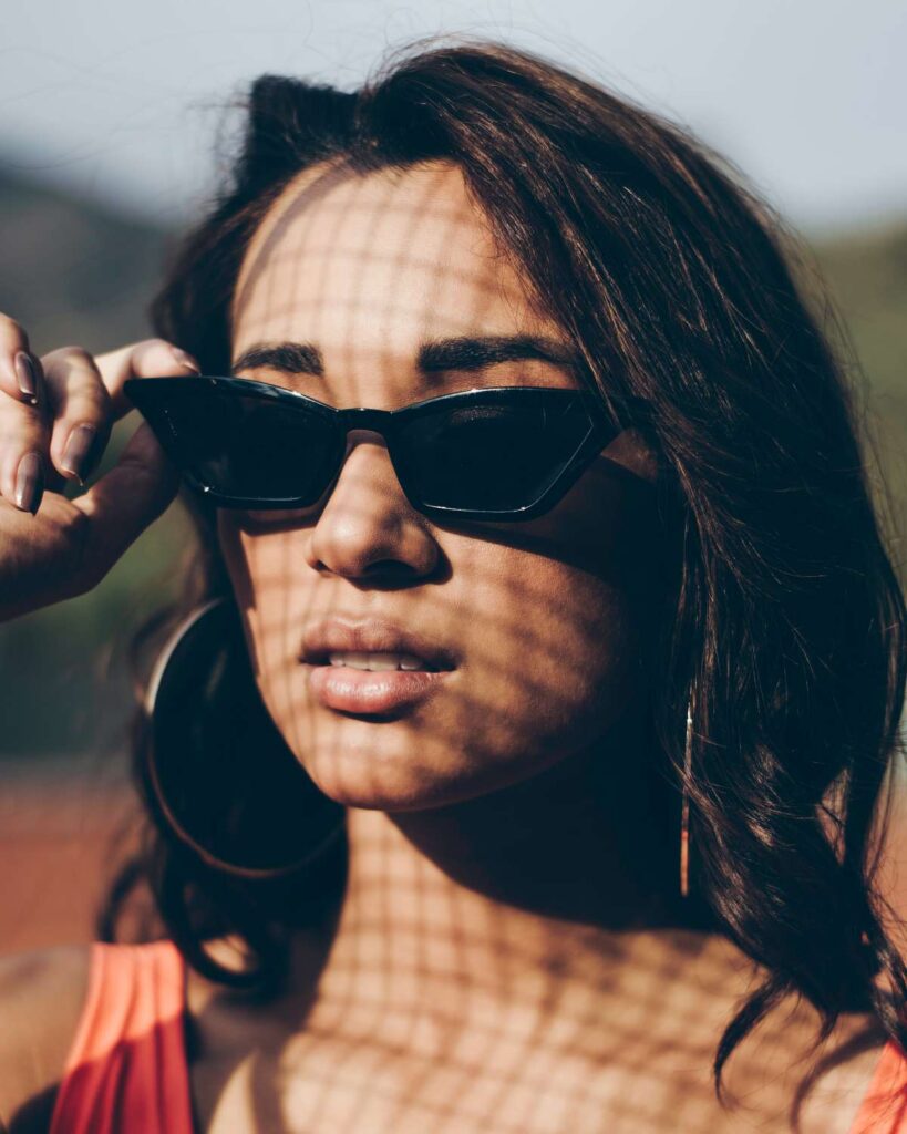 Người đàn ông đứng giữa thiên nhiên tươi đẹp.