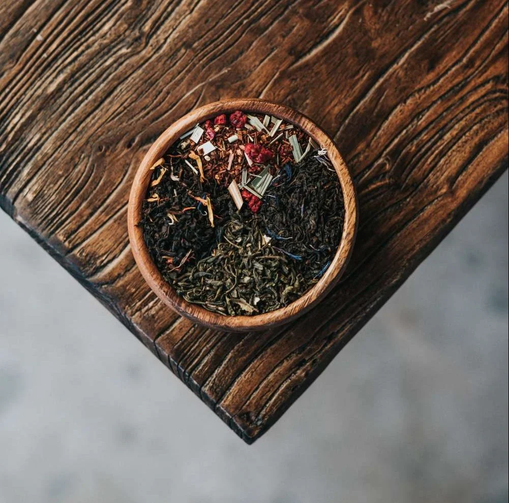 Người đàn ông đang ngồi trên ghế sofa trong phòng khách.