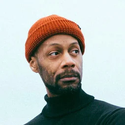 Nam khách hàng hài lòng với dịch vụ xây dựng UX.