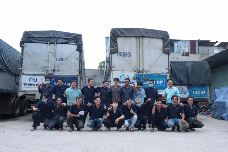 Hình ảnh bốc xếp hàng hóa trong kho.