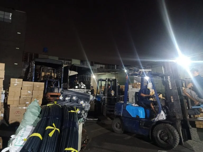 Xe chuyên chở hàng từ Sài Gòn đi Tây Nguyên.