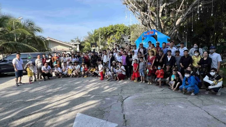 Cảnh quan resort Ba That với van tài trong.